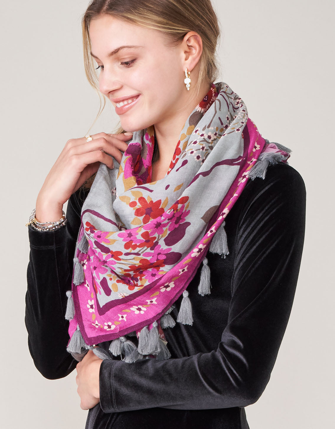 Square Scarf White Hall Blossom Limestone