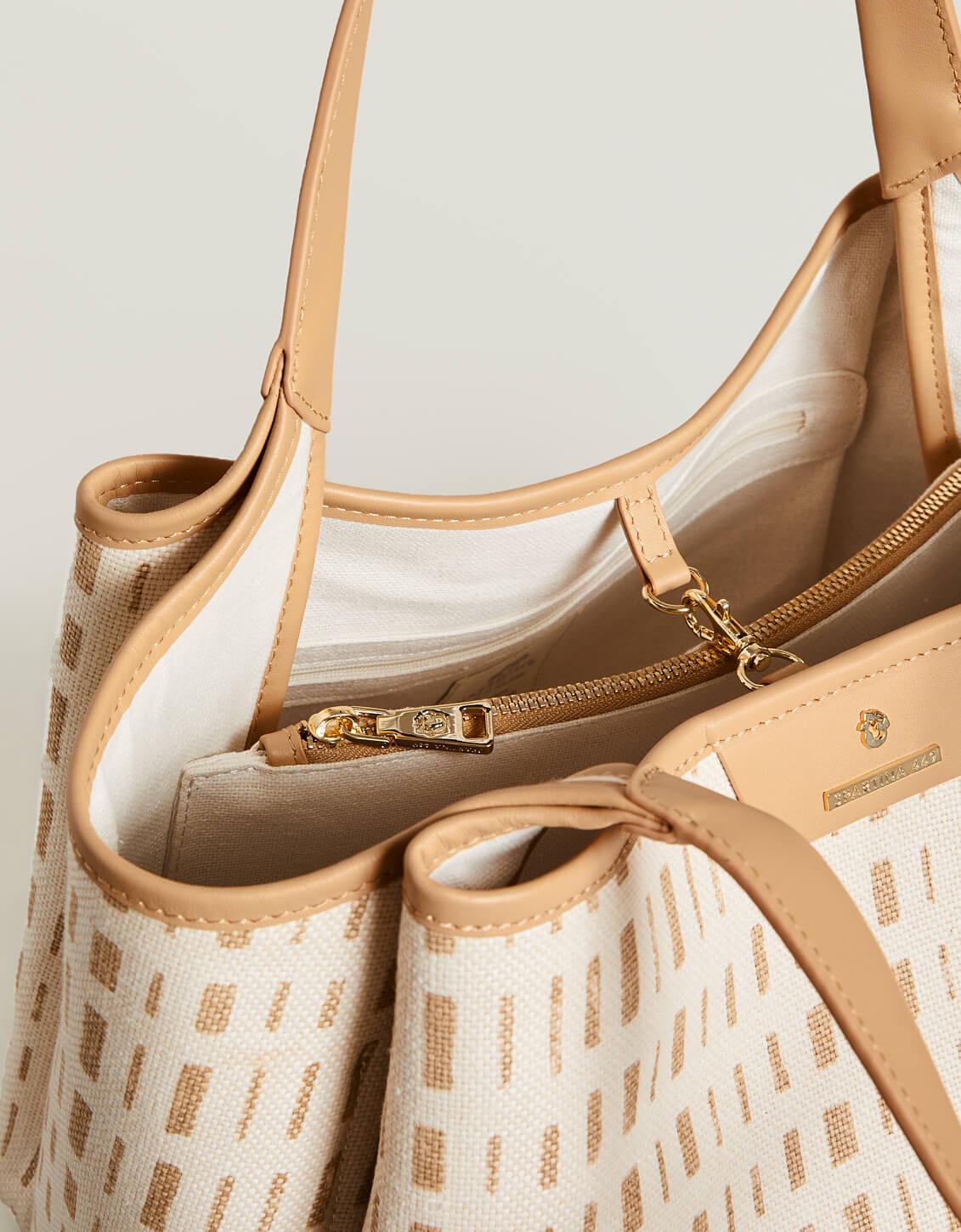  Isla Tote Parade