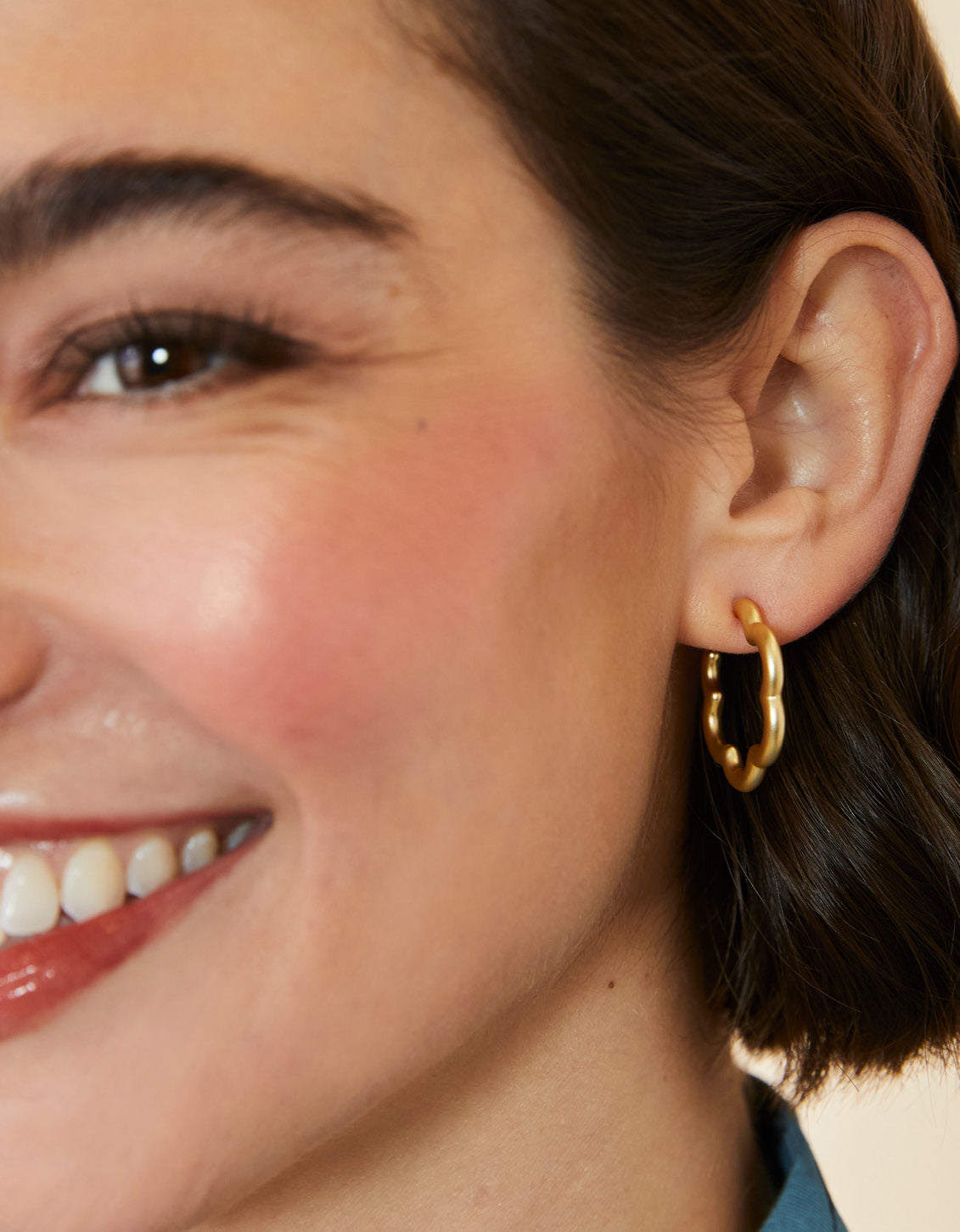  Bubbly Daisy Hoop Earrings Gold